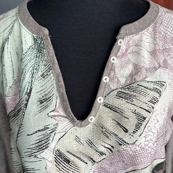 Okemi + Kim (Anthropologie) linen blend animal print front V button accent top - Picture 3 of 8